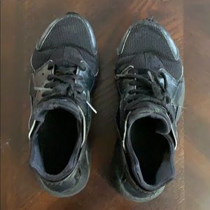 Boys Nike Huarache size 4.5